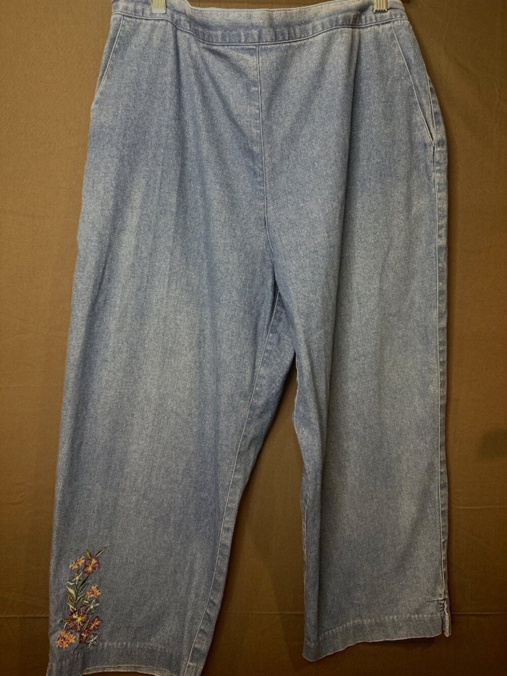 Women 12 Alfred Dunner Blue Denim Capri Pants Cotton Stretch Floral Embroidered